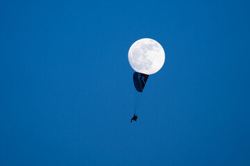 Full moon and paraglider - obrazy, fototapety, plakaty