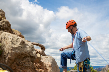 Rope collection in the Mallos de Riglos, at the top of Aguja Roja.