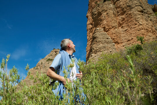 Hiking in the Mallos de Riglos, to climb the peak known as Aguja Roja.