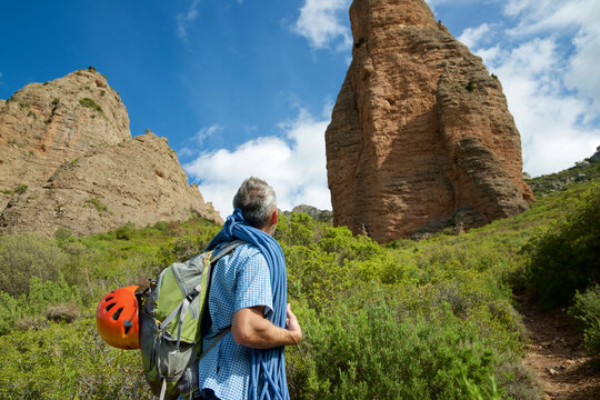 Hiking in the Mallos de Riglos, to climb the peak known as Aguja Roja.