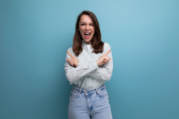 Obraz premium 25 year old brown-haired female person with crossed arms laughing out loud on a blue background