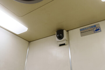 エレベーターの監視カメラ