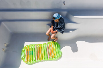 Adolescent attendant le remplissage de la piscine - obrazy, fototapety, plakaty
