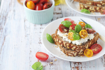 Sandwiches with cherry tomatoes and cottage cheese