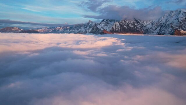 Vue aérienne par drone de la mer de nuage dans la vallée de Saint Gervais les Bains face au Mont Blanc, Haute Savoie, Rhône alpes, France