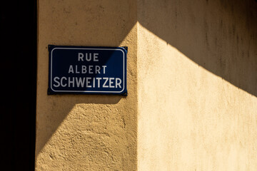 La plaque de rue en l'honneur d'Albert Schweitzer : un témoignage de son impact en Alsace, CeA,...