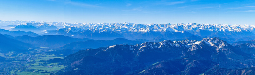 Bergpanorama bei Bad Tölz mit Blick über das Karwendel- und Wettersteingebirge bis hin zur...