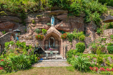 Lourdesgrotte in Eppenbrunn als Stätte der Marienverehrung. Region Pfalz im Bundesland...