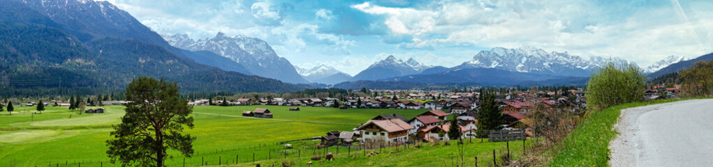 Fototapeta na wymiar Panorama auf Wallgau und die umliegende Bergwelt bis hin zur Alpspitze