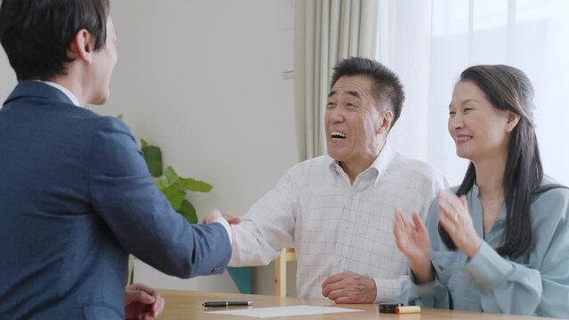 契約書にサインをするシニア夫婦