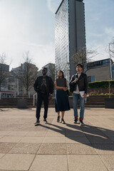 Obraz premium Group of student friends walking on campus