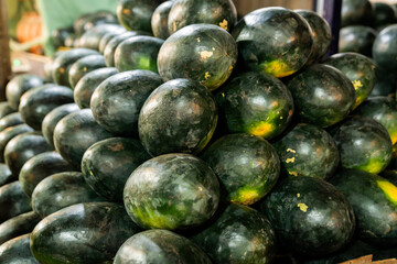 Kokosnuss, Mango, Bananen, Früchte auf dem Marktplatz 