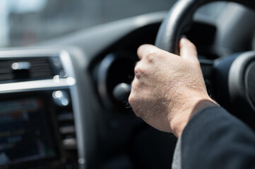 Close-up of the hand of the person driving the car　