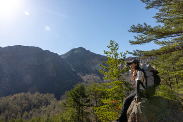 磐梯山に登る女性