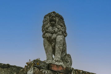 Fototapeta na wymiar Lion sculpté avec fleur de lys (décoration de portail)