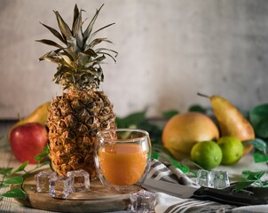Frischer Saft, Orange, Multivitamin auf Holztisch, Früchte und dunkler Hintergrund