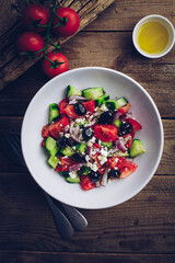 assiette de salade grecque concombres tomates olives noires kalamata oignon origan huile d'olive