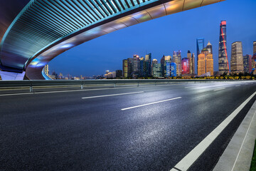 Fototapeta premium Asphalt road and city skyline with modern buildings in Shanghai at night, China.