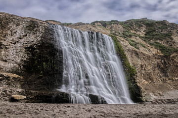 Obraz premium San Francisco Bay Area's Alamere Falls on Overcast Day