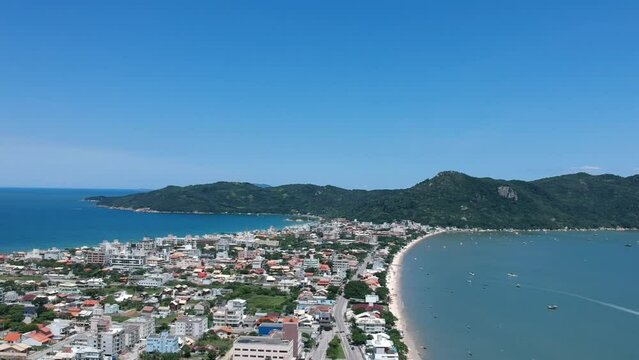 Vista a&eacute;rea de duas praias com a cidade localizada no meio