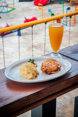 Desayuno: Platano y tortilla de huevo con zumo