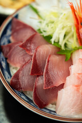 海鮮丼ぶりのアップ(縦構図)