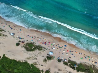Vista aérea de uma linda praia com guarda-sol colorido