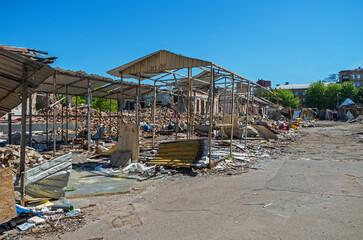 Obraz premium russian invaders destroyed flea market rocket