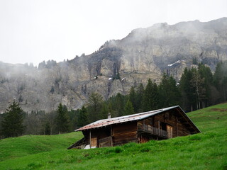 Obraz premium chalet d'alpage dans le massif du beaufortain, sous le rocher de parstire, au milieu des alpages, avec de la brume.