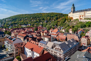 Obraz premium Rudolstadt, nestled in the scenic Saale valley, is a town rich in history and culture. With its origins dating back to 776, it boasts the majestic Heidecksburg Castle