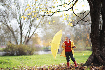 Children walk in the autumn park