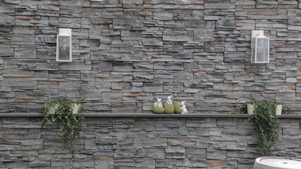 Casa decorada con pared de mármol gris con algunos adornos para armonizar el ambiente.

