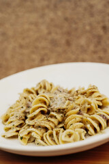 Un plato de pasta fresca casera italiana con salsas tipicas mediterraneas