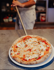 La verdadera pizza napolitana con masa madre e ingredientes frescos y naturales