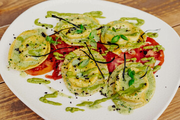 Un plato de pasta fresca casera italiana con salsas tipicas mediterraneas