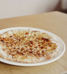 La verdadera pizza napolitana con masa madre e ingredientes frescos y naturales