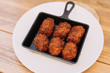 Racion de croquetas tipicas españolas rellenas de pollo y marisco