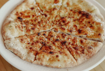 La verdadera pizza napolitana con masa madre e ingredientes frescos y naturales
