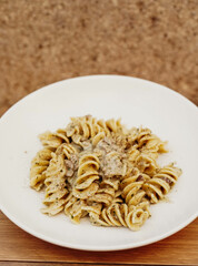 Un plato de pasta fresca casera italiana con salsas tipicas mediterraneas