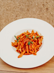 Un plato de pasta fresca casera italiana con salsas tipicas mediterraneas