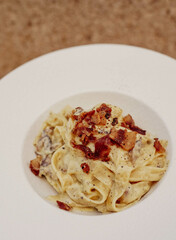 Un plato de pasta fresca casera italiana con salsas tipicas mediterraneas