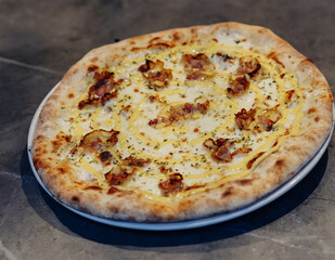 La verdadera pizza napolitana con masa madre e ingredientes frescos y naturales