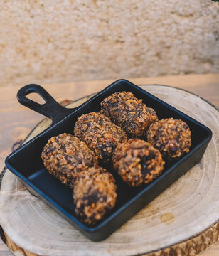 Racion de croquetas tipicas espa&ntilde;olas rellenas de pollo y marisco