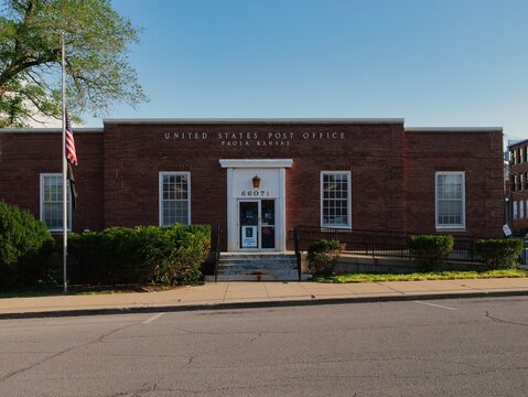 United States Post Office In Paola Kansas 66071