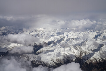 Fototapeta premium blick auf die alpen verschneite berge südalpen frankreich-italien grenzgebiet
