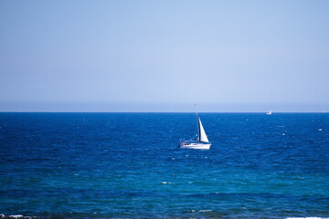 Obraz premium Nice seascape with boats going through the surf in vacation time