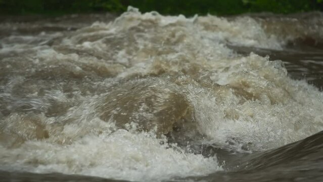 山の上流で茶色く濁った川 渓流 濁流 土石流 大雨 災害 自然破壊 120p スロー
