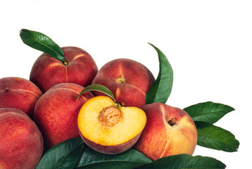 peches avec des feuilles sur fond blanc, avec un fruit coupe-ok
