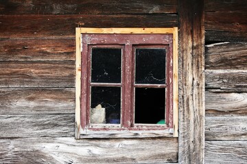 Obraz na płótnie Canvas A wooden window on a wooden house