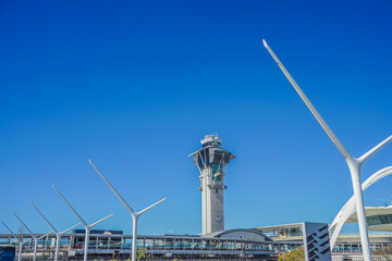 ロサンゼルス国際空港の管制塔 - obrazy, fototapety, plakaty